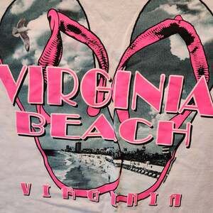 Vintage 90s Virginia Beach Souvenir T-Shirt Pink Palm Trees Graphic